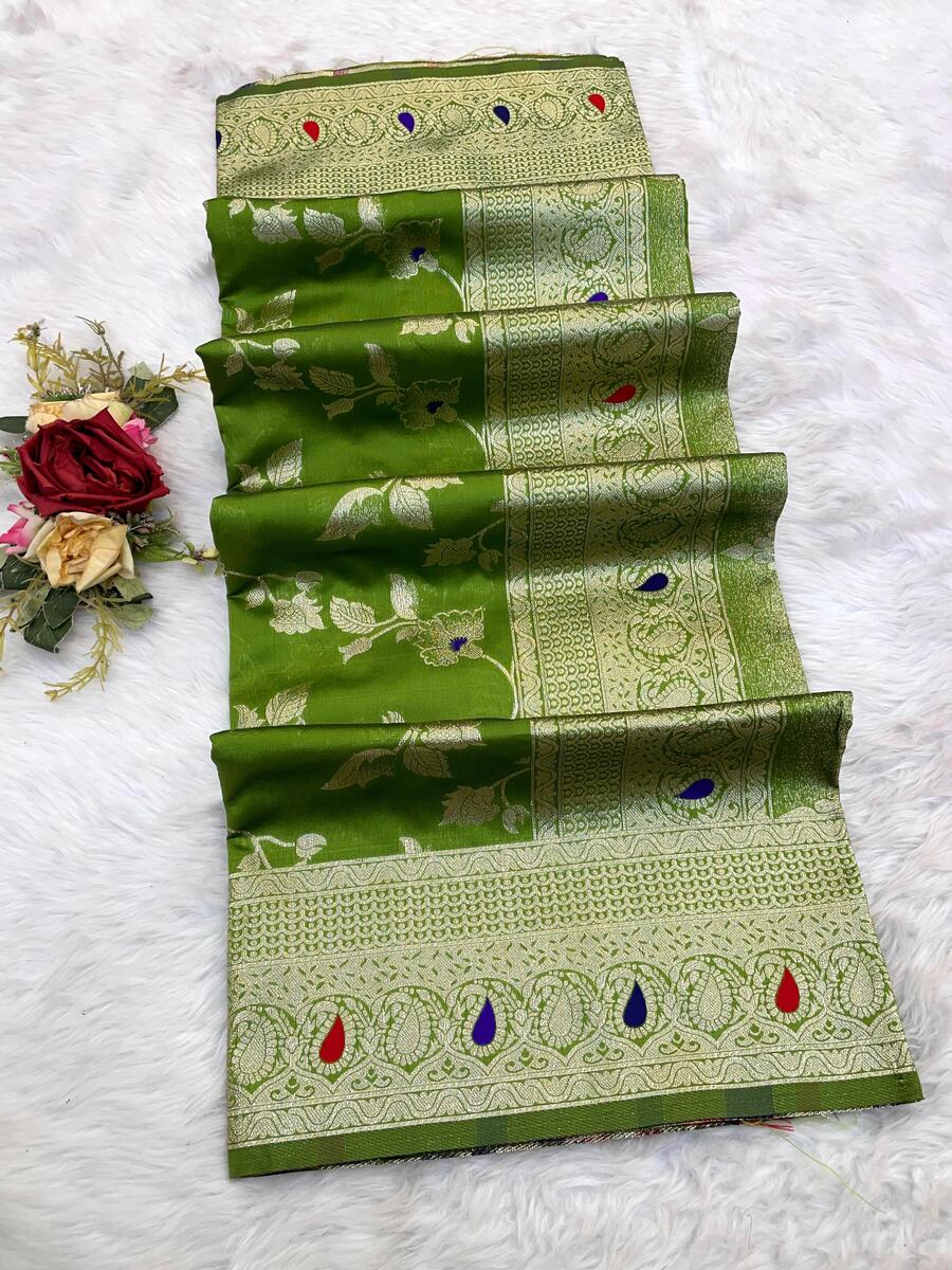 Ailurophile Green Soft Banarasi Silk Saree With Snappy Blouse Piece