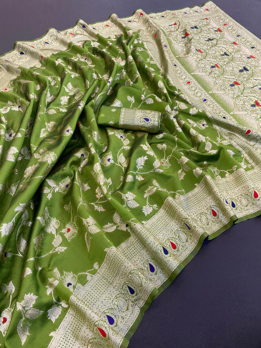 Ailurophile Green Soft Banarasi Silk Saree With Snappy Blouse Piece
