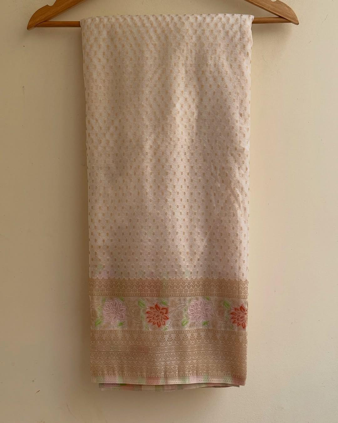 Beautiful Off White Soft Banarasi Silk Saree With Snazzy Blouse Piece