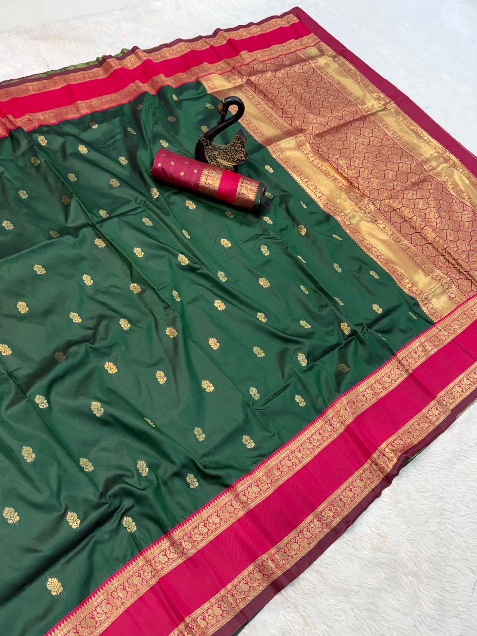 Vivacious Dark Green Soft Banarasi Kathpadar Silk Saree With Blooming Blouse Piece
