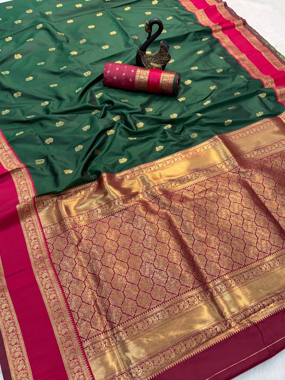 Vivacious Dark Green Soft Banarasi Kathpadar Silk Saree With Blooming Blouse Piece