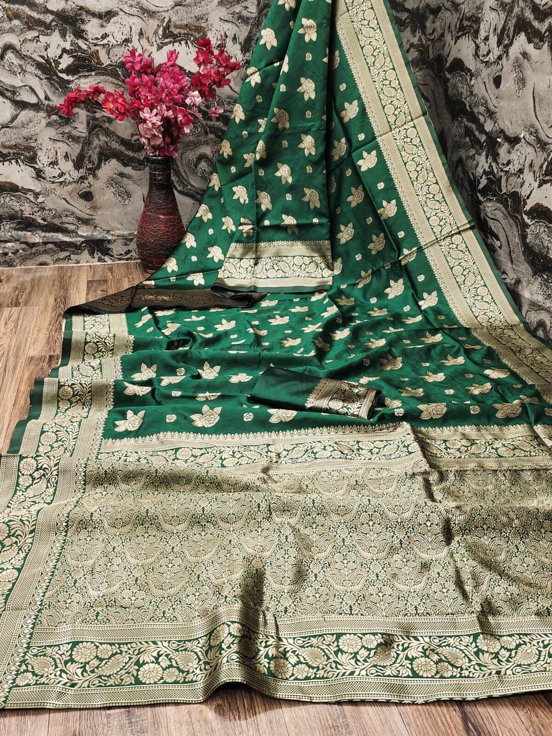 Vivacious Dark Green Soft Silk Saree With Delightful Blouse Piece