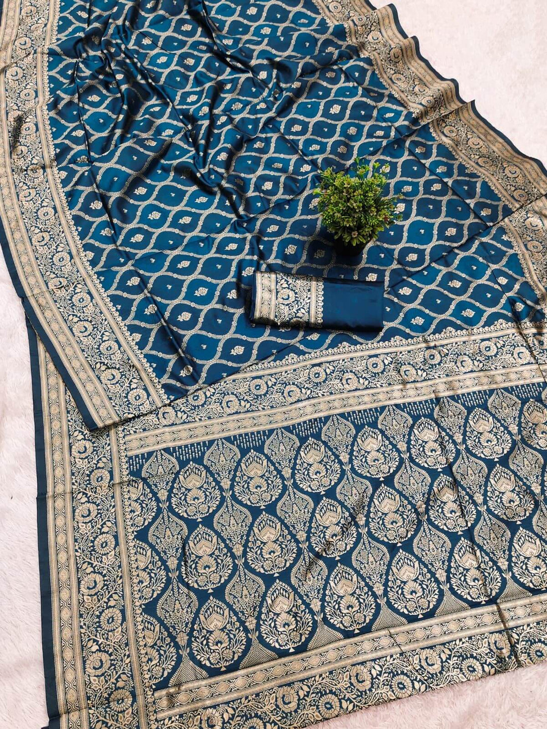Comely Blue Soft Silk Saree With Staring Blouse Piece