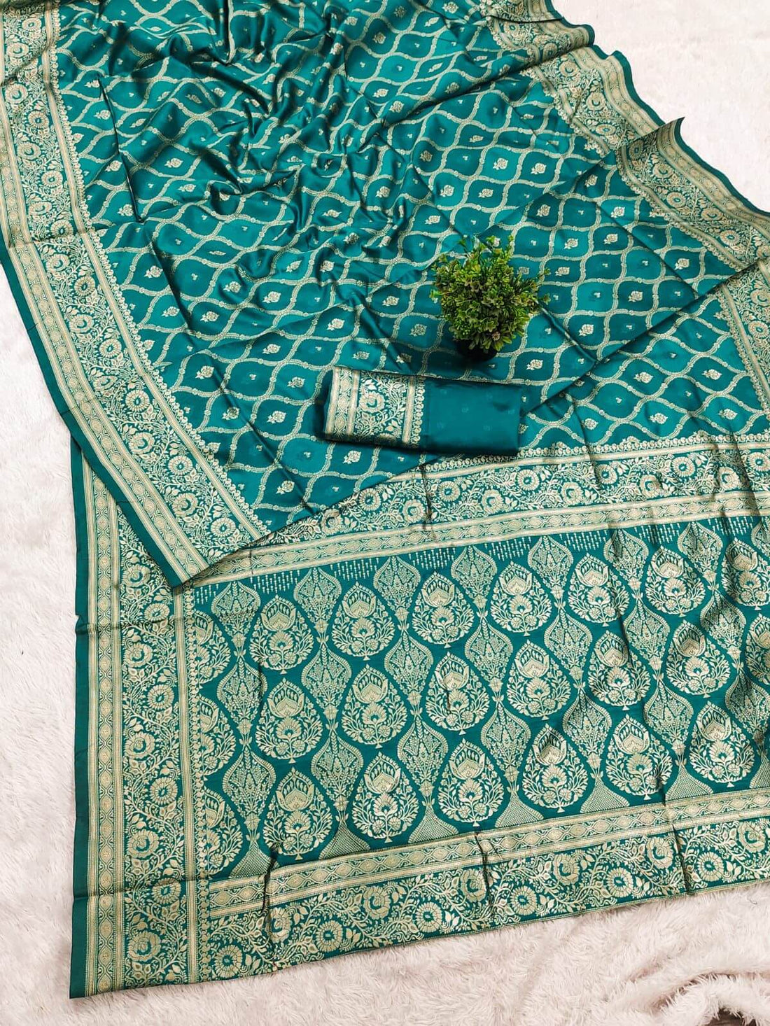 Exemplary Rama Soft Silk Saree With Tantalizing Blouse Piece
