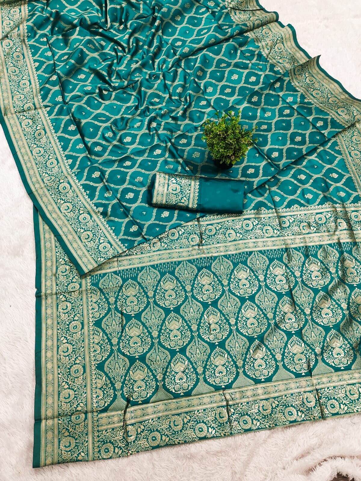 Exemplary Rama Soft Silk Saree With Tantalizing Blouse Piece