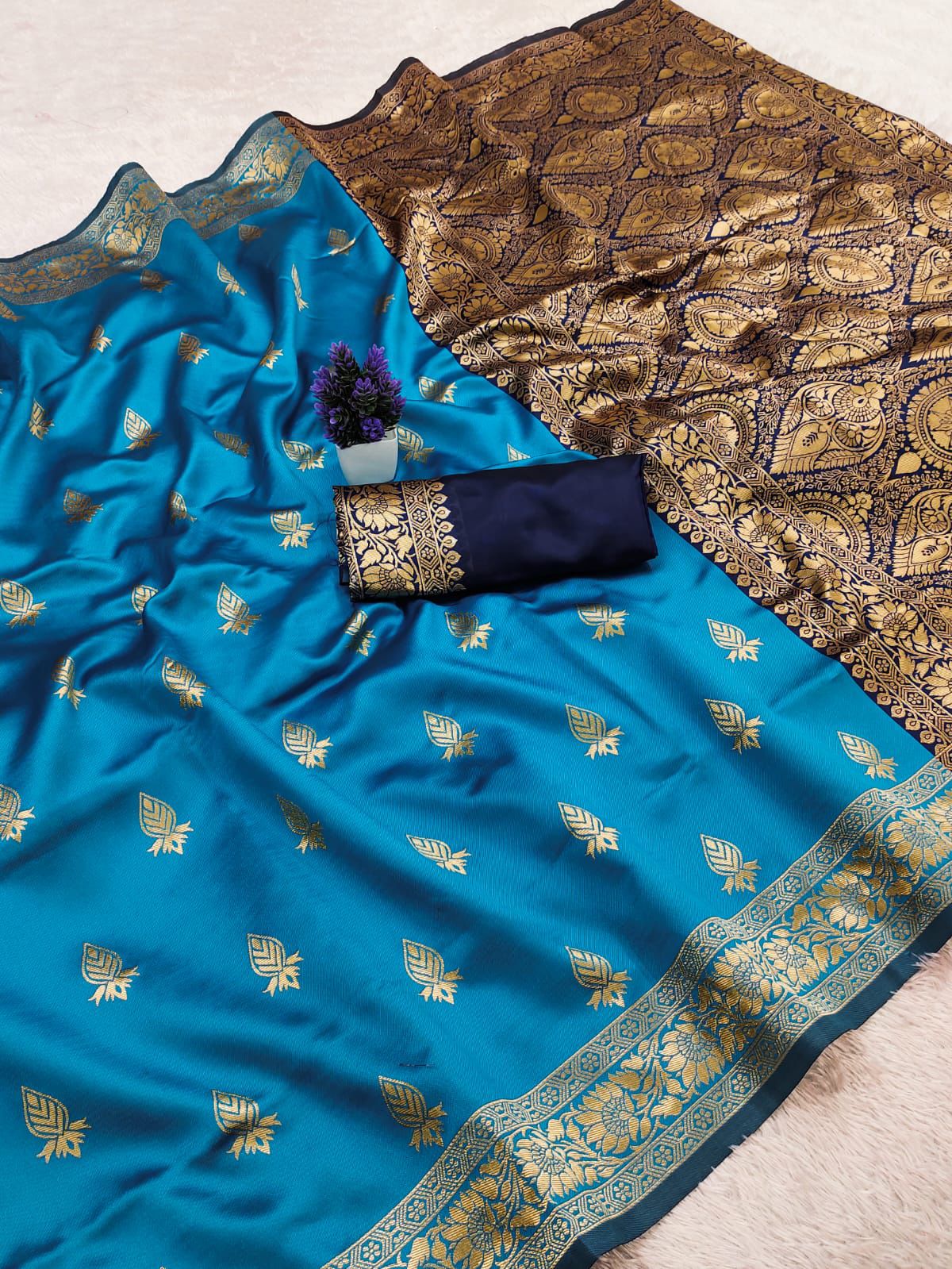 Stylish Firozi Soft Silk Saree With Fugacious Blouse Piece