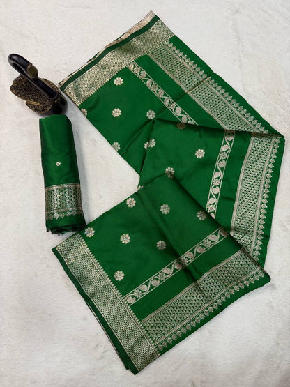 Exemplary Dark Green Pure Zari Weaving Banarasi Silk Saree With Tantalizing Blouse Piece