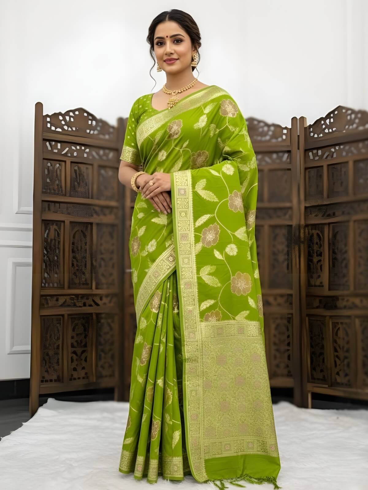 Effulgent Green Banarasi Dola Silk Saree With Nectarous Blouse Piece