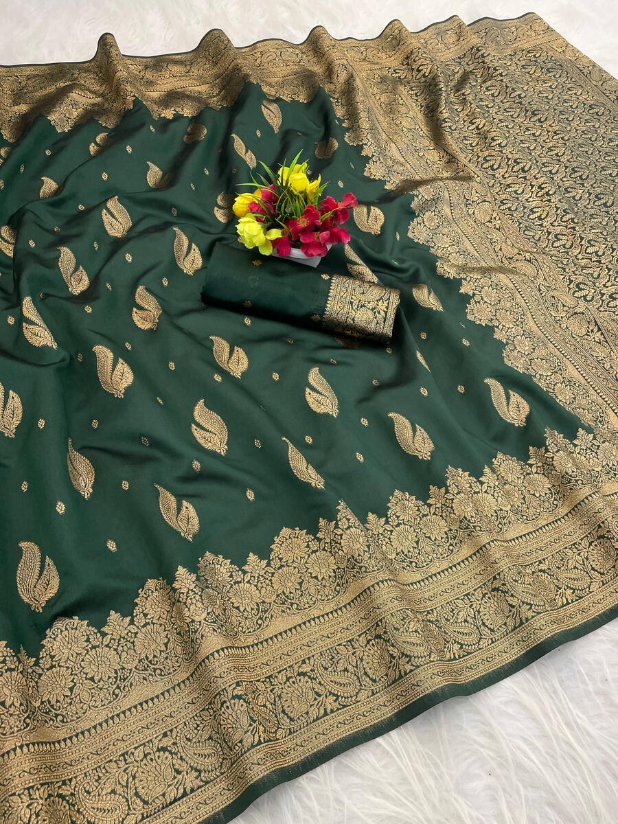 Luxuriant Dark Green Soft Silk Saree With Fugacious Blouse Piece