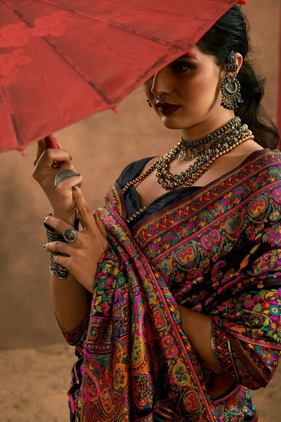 Hypnotic Black Pashmina Saree With Flameboyant Blouse Piece