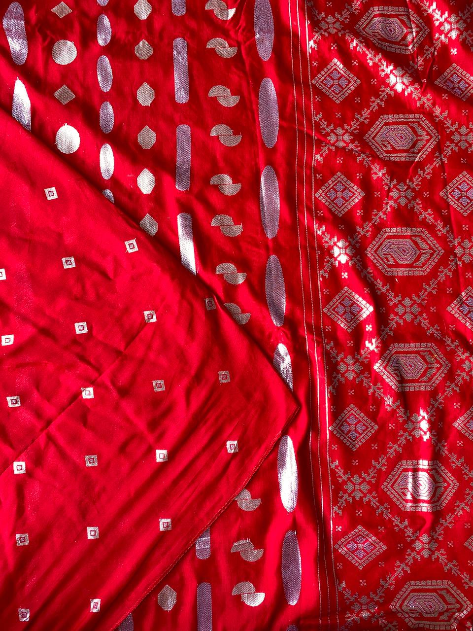 Eclat Red Banarasi Dola Silk Saree With Incredible Blouse Piece