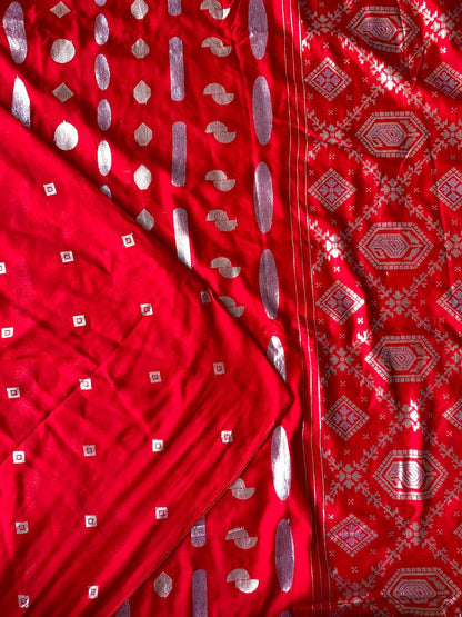 Eclat Red Banarasi Dola Silk Saree With Incredible Blouse Piece