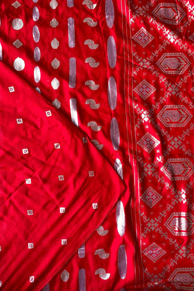 Eclat Red Banarasi Dola Silk Saree With Incredible Blouse Piece