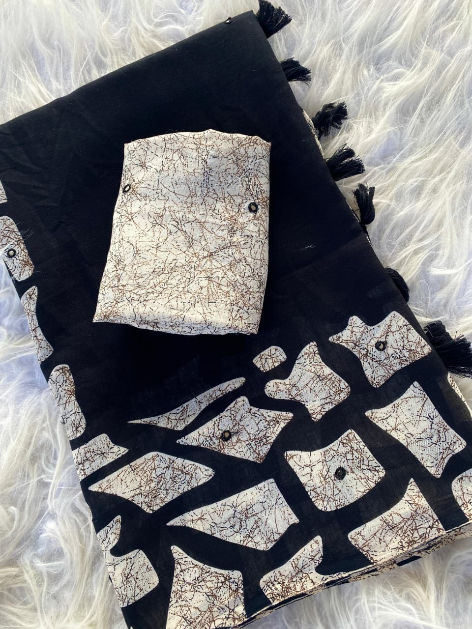 Luminous Black Printed Linen Silk Saree With Snappy Blouse Piece