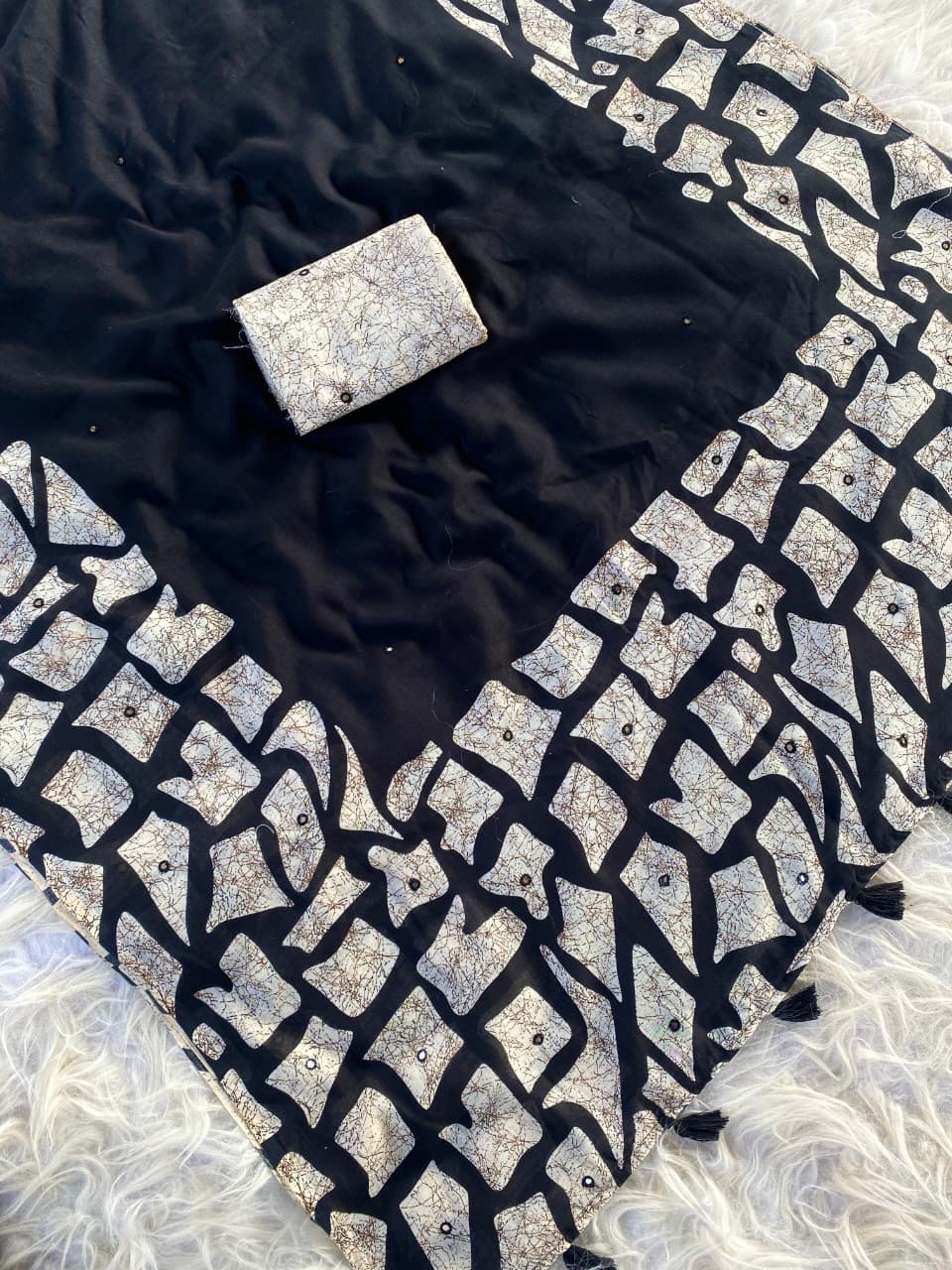 Luminous Black Printed Linen Silk Saree With Snappy Blouse Piece