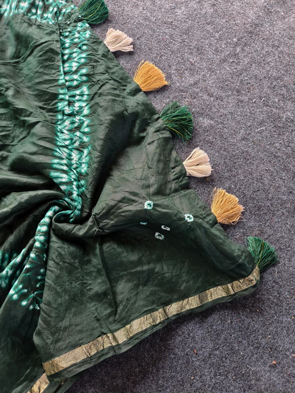 Rhapsody Dark Green Cotton Silk Bandhani Printed Saree With Engaging Blouse Piece