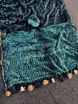 Twirling Grey Cotton Silk Bandhani Printed Saree With Amiable Blouse Piece