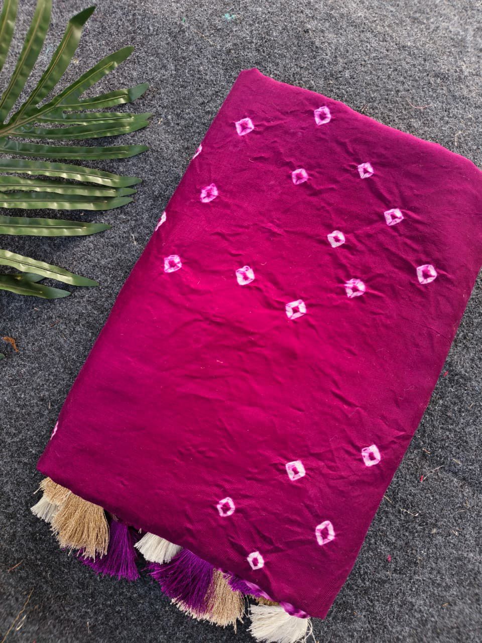 Smashing Magenta Cotton Silk Bandhani Printed Saree With Staggering Blouse Piece