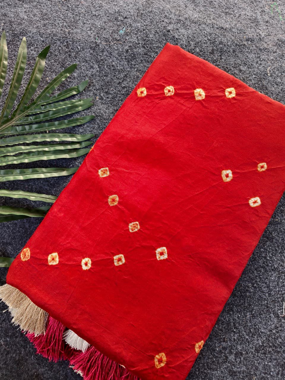 Symmetrical Red Cotton Silk Bandhani Printed Saree With Dalliance Blouse Piece