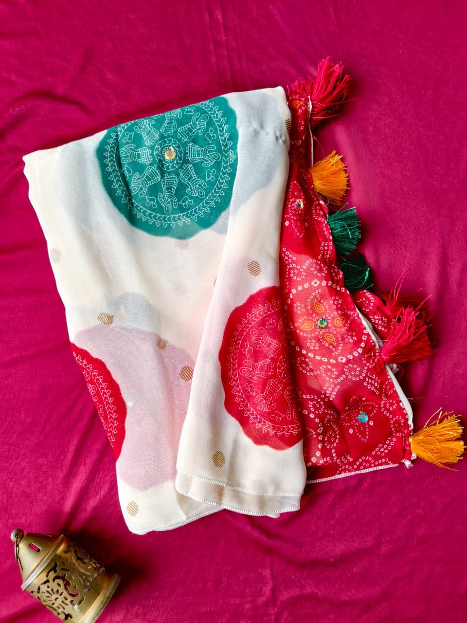 Ineffable Off White Pure Georgette Bandhani Printed Saree With Inspiring Blouse Piece