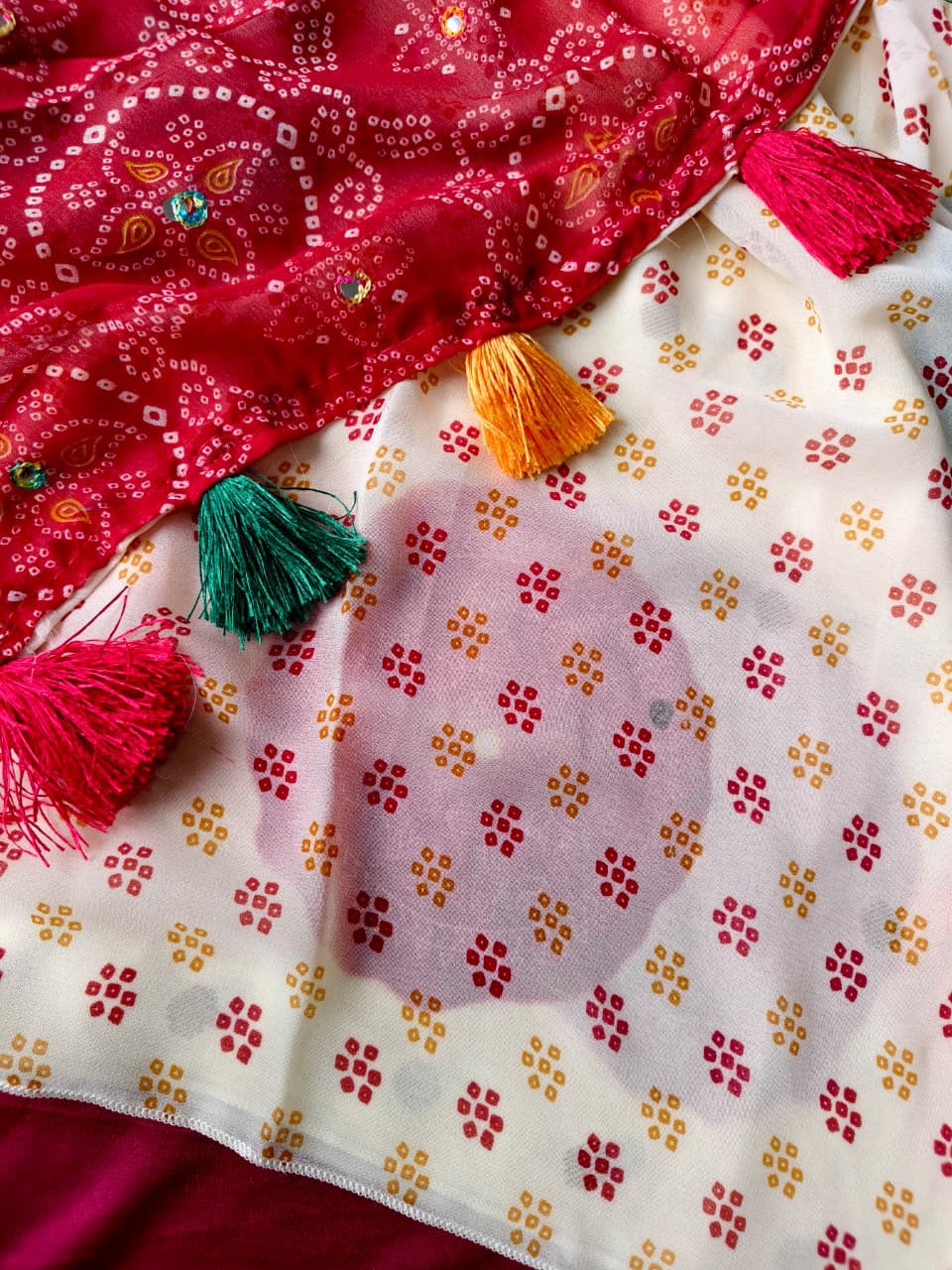 Ineffable Off White Pure Georgette Bandhani Printed Saree With Inspiring Blouse Piece