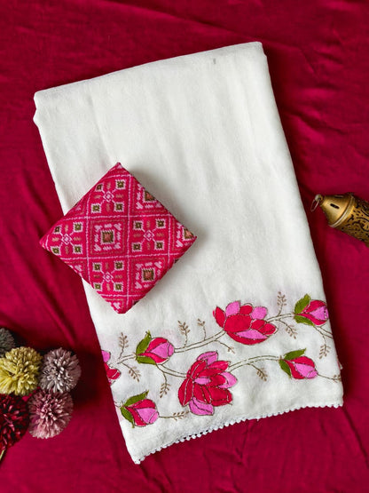 Mesmerising Off White Handwork Crush Silk Saree With Magnificat Blouse Piece