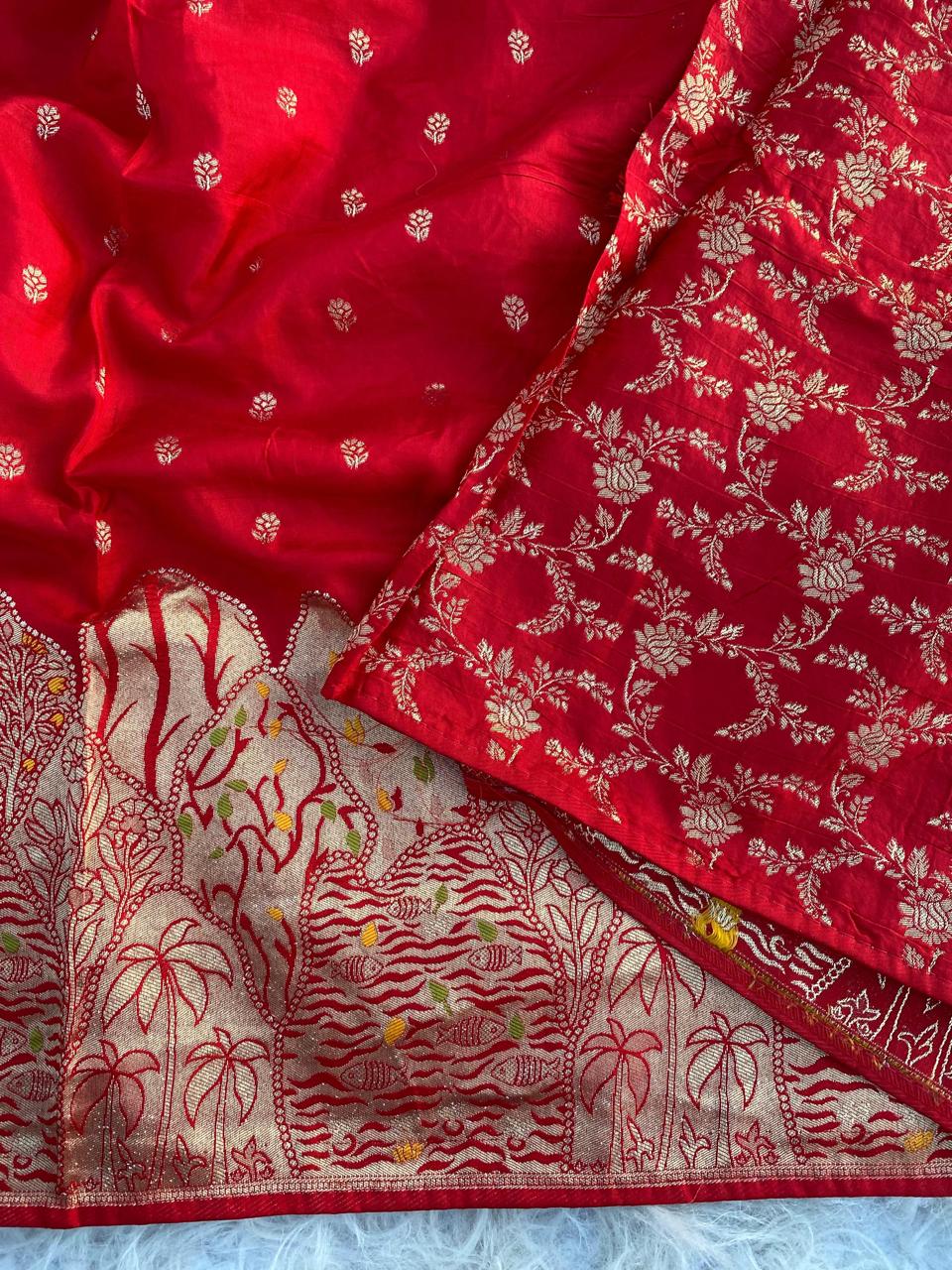 Lassitude Red Soft Banarasi Silk Saree With Vestigial Blouse Piece