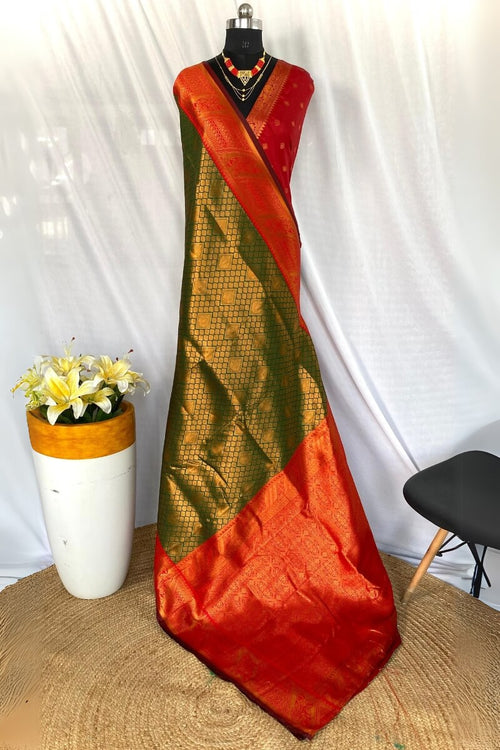 Load image into Gallery viewer, Stunner Dark Green Kanjivaram Silk Saree With Bucolic Blouse Piece
