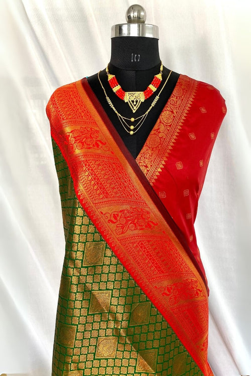 Load image into Gallery viewer, Stunner Dark Green Kanjivaram Silk Saree With Bucolic Blouse Piece
