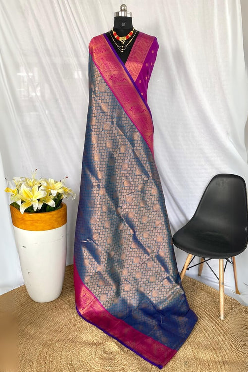 Load image into Gallery viewer, Mesmerising Navy Blue Kanjivaram Silk Saree With Beautiful Blouse Piece
