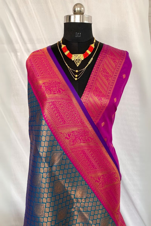 Load image into Gallery viewer, Mesmerising Navy Blue Kanjivaram Silk Saree With Beautiful Blouse Piece
