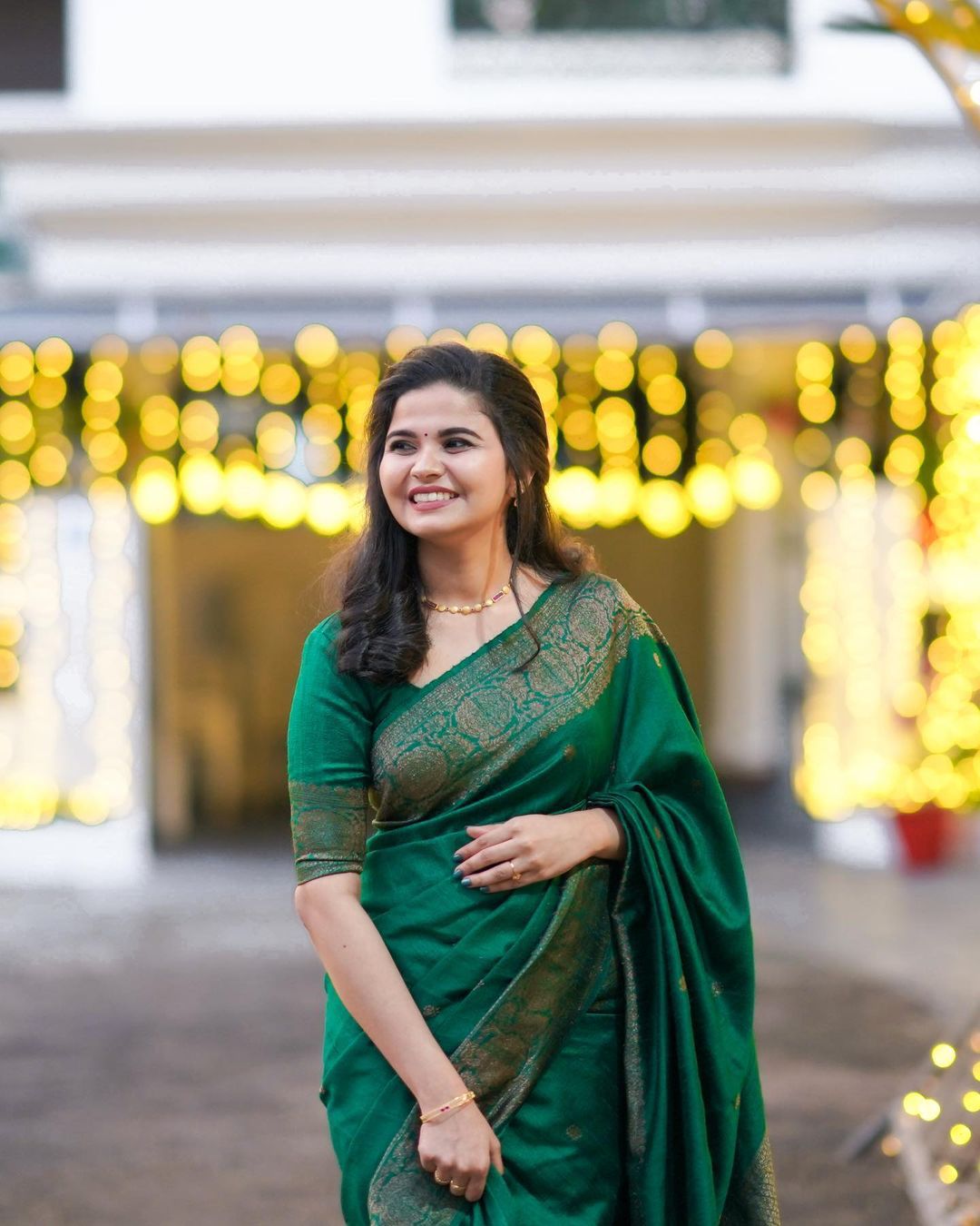 Imaginative Green Soft Banarasi Silk Saree with Artistic Blouse Piece