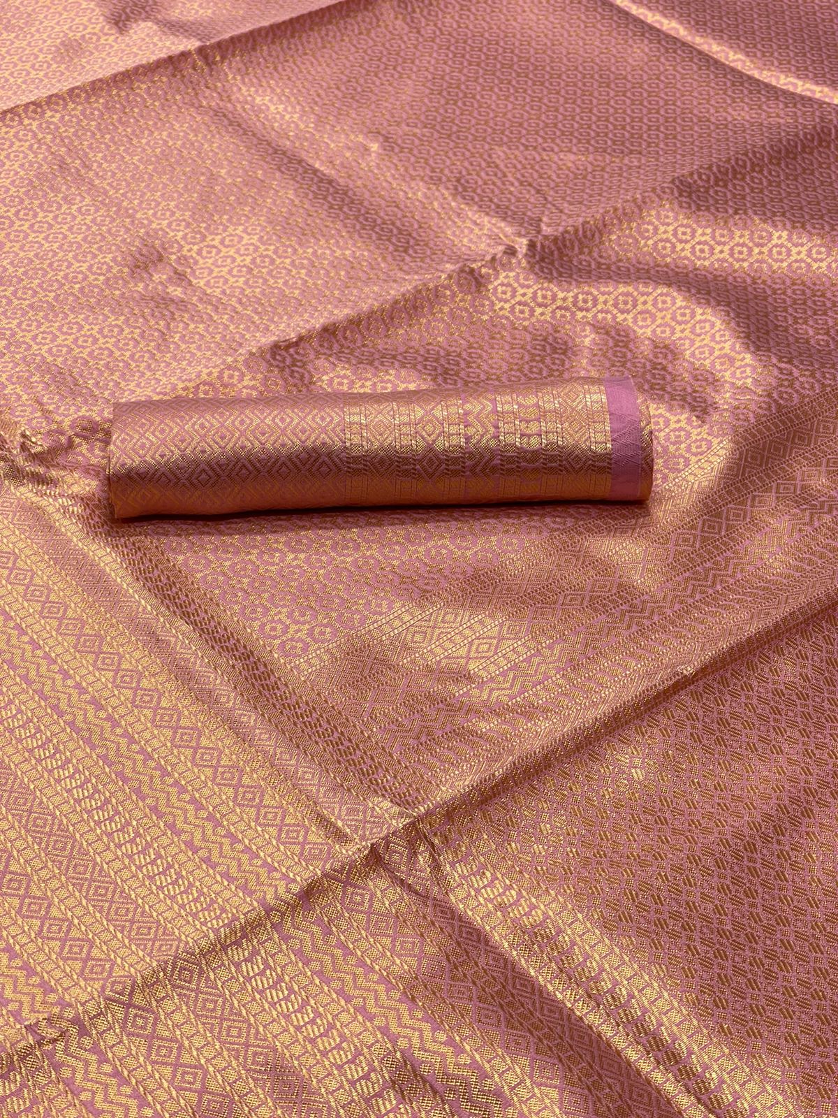 Divine Pink Soft Silk Saree With Tempting Blouse Piece