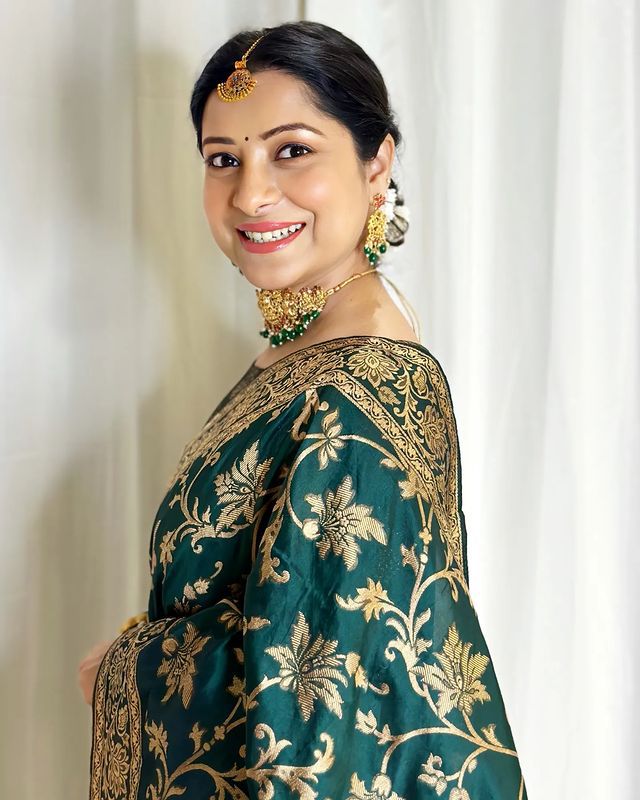 Pleasurable Dark Green Soft Banarasi Silk Saree With Improbable Blouse Piece