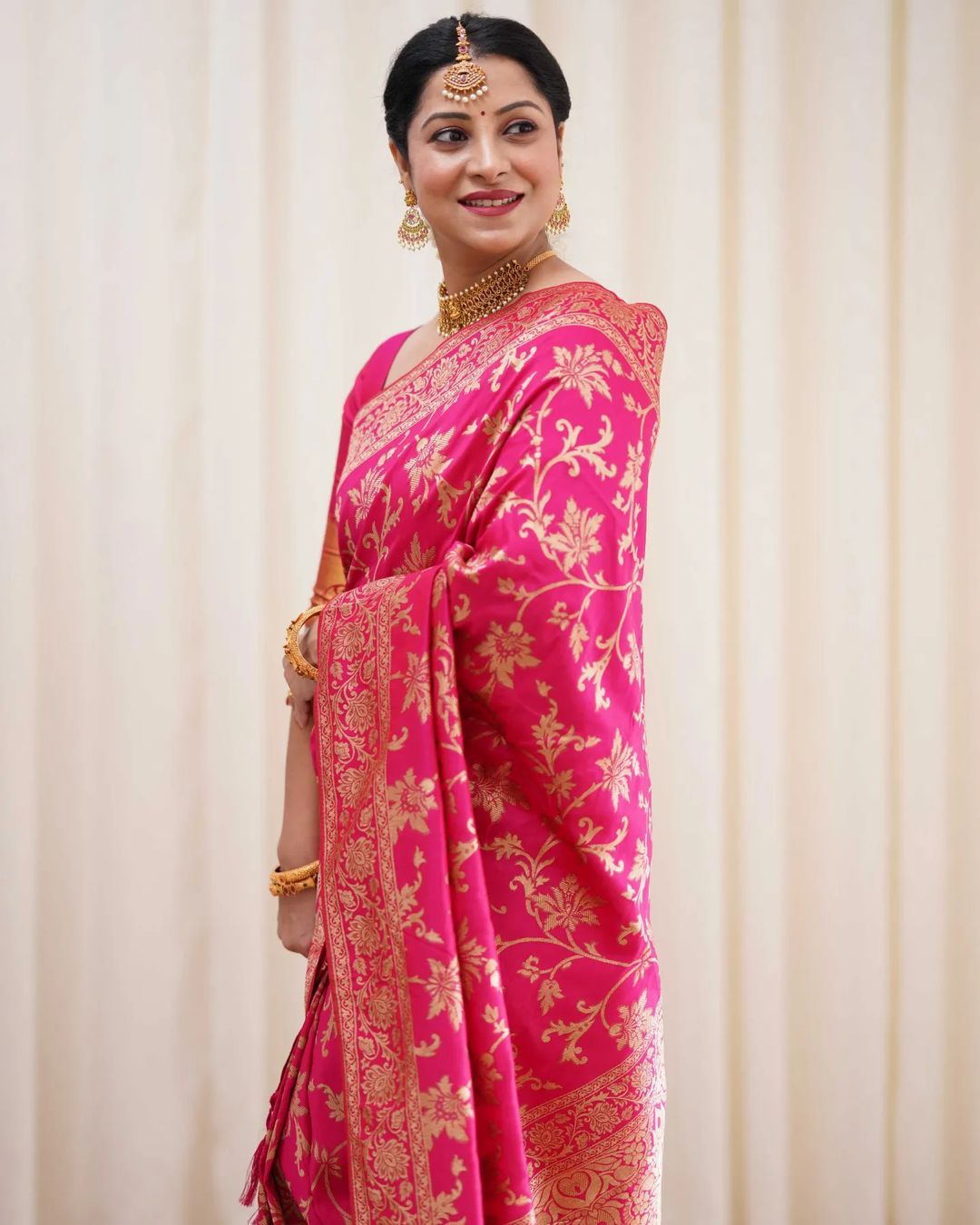Evocative Dark Pink Soft Banarasi Silk Saree With Admirable Blouse Piece