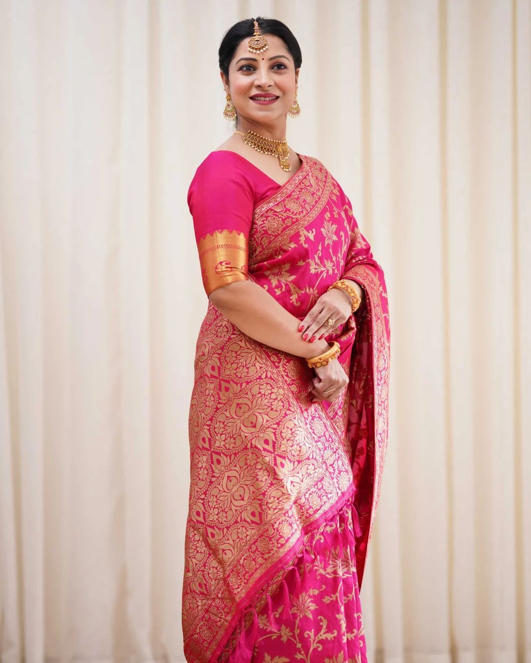 Evocative Dark Pink Soft Banarasi Silk Saree With Admirable Blouse Piece