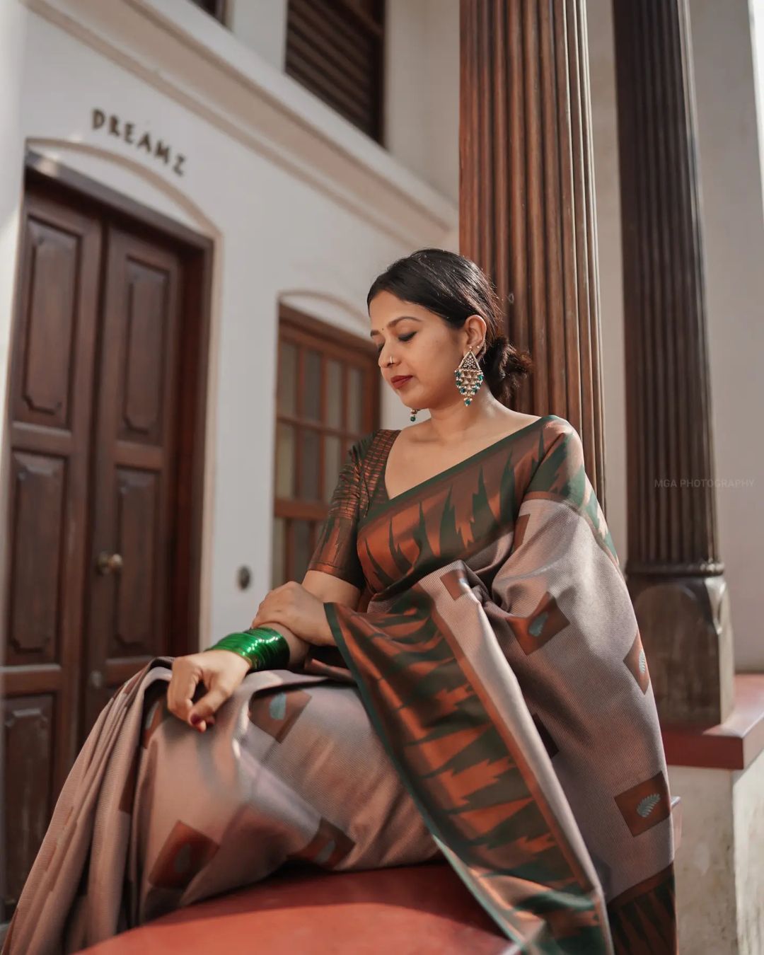Fragrant Grey Soft Silk Saree With Snappy Blouse Piece