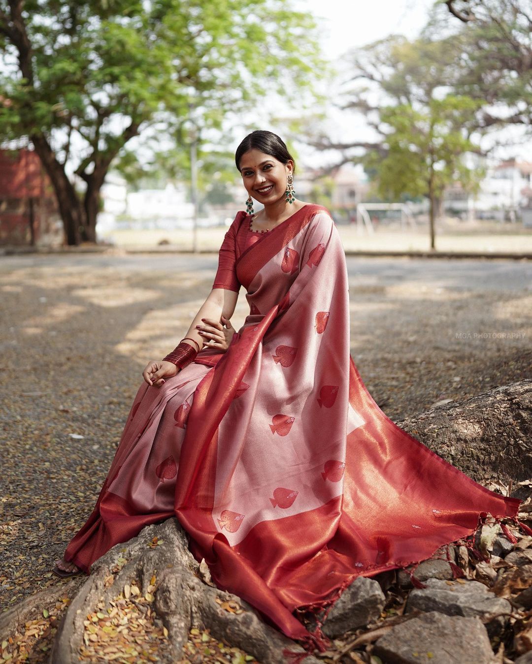 Magnetic Pink Soft Silk Saree With Snappy Blouse Piece