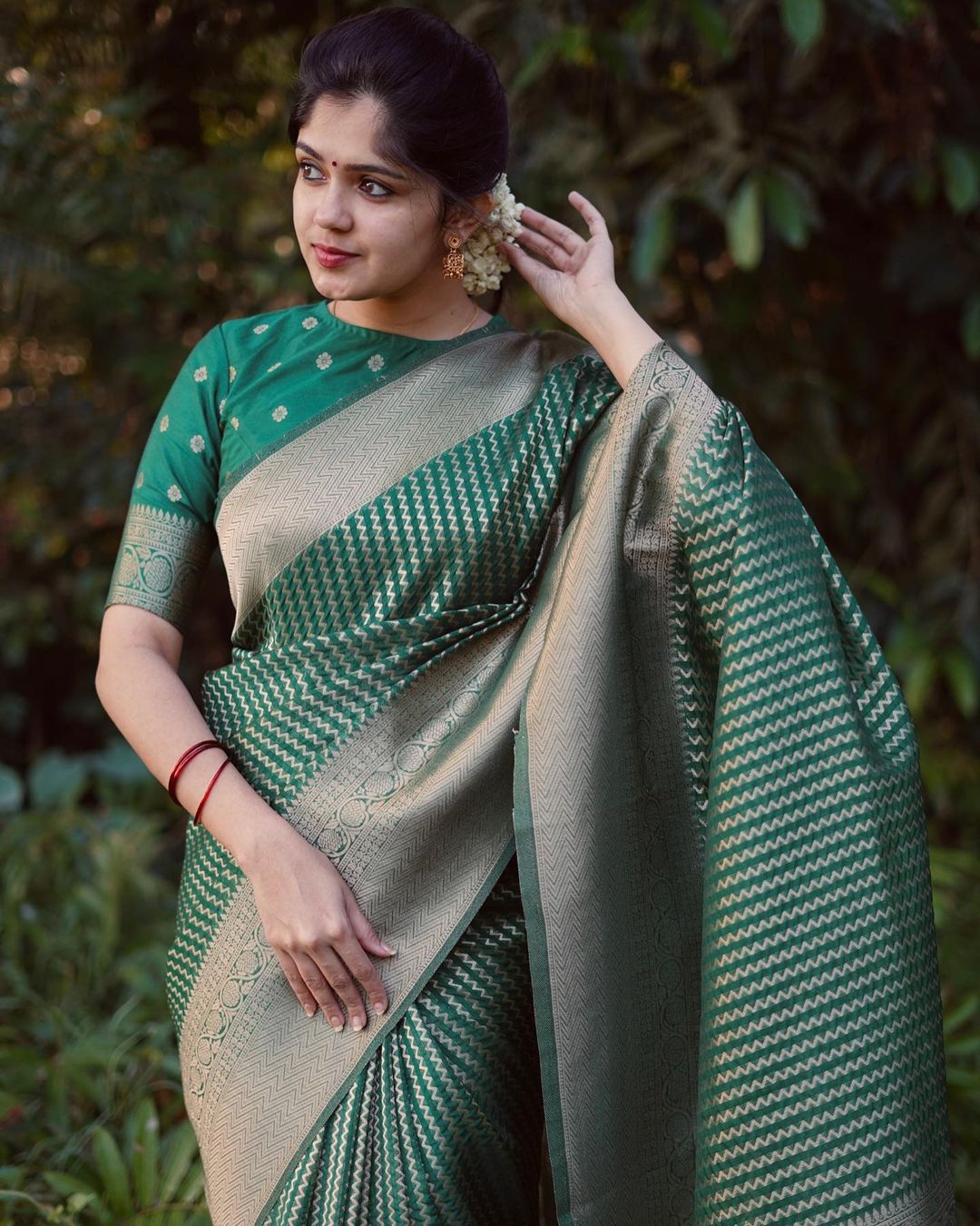 Desirable Green Soft Silk Saree With Angelic Blouse Piece