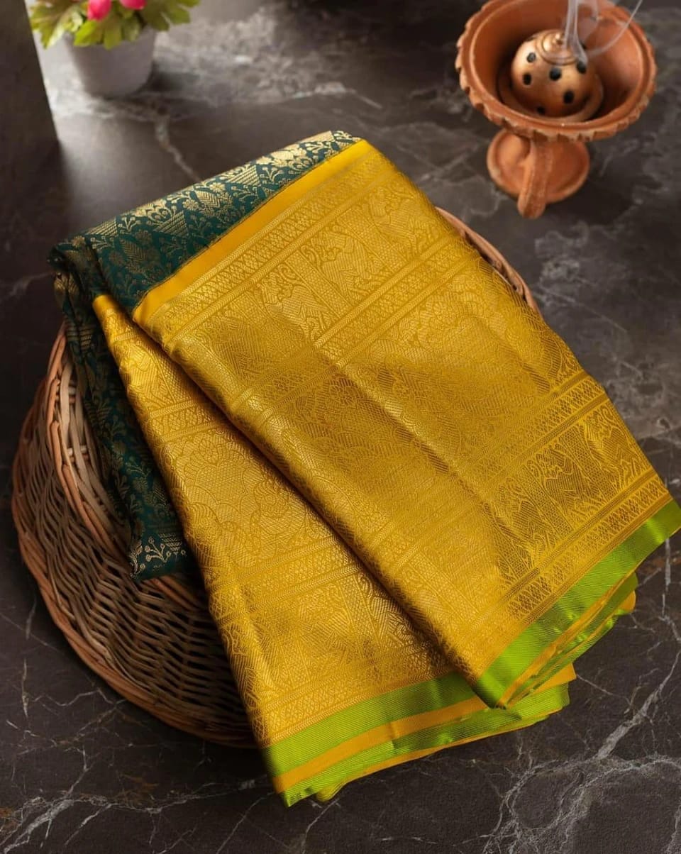 Exuberant Green Soft Banarasi Silk Saree With Luxuriant Blouse Piece