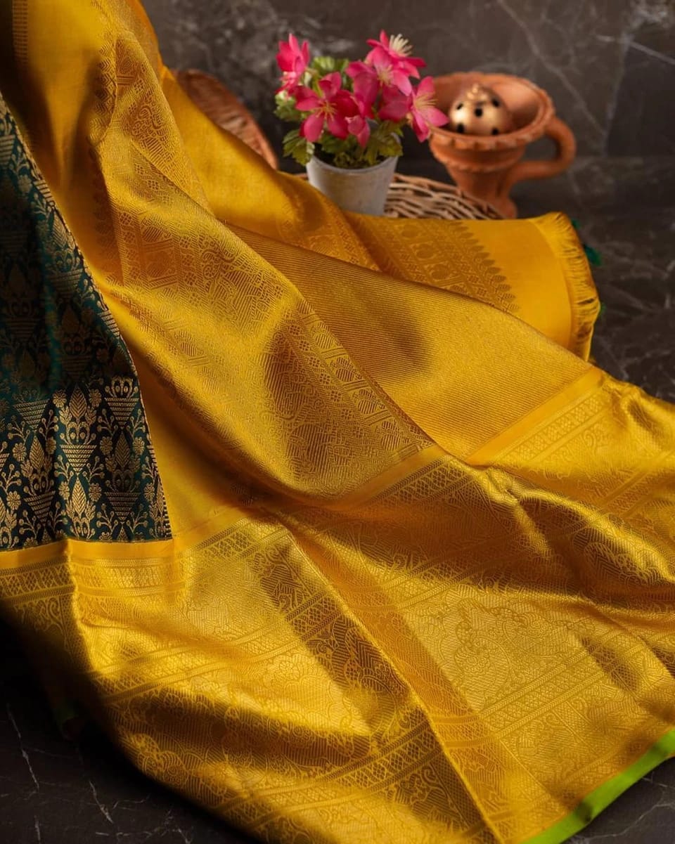 Exuberant Green Soft Banarasi Silk Saree With Luxuriant Blouse Piece