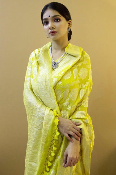 Fantabulous Yellow Soft Silk Saree With Tempting Blouse Piece