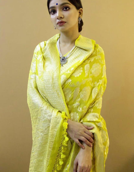 Fantabulous Yellow Soft Silk Saree With Tempting Blouse Piece
