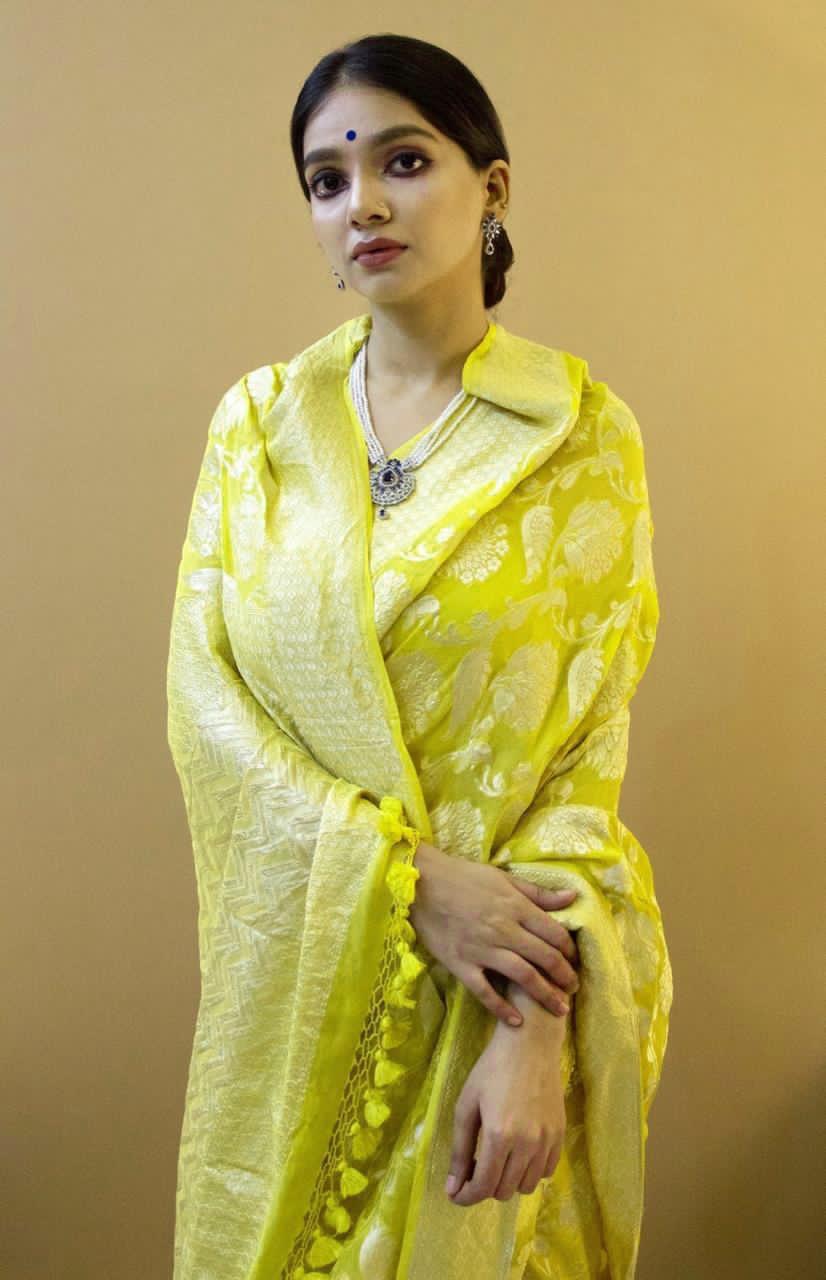 Fantabulous Yellow Soft Silk Saree With Tempting Blouse Piece