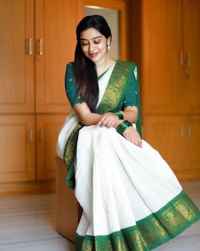 Beauteous Off White Soft Banarasi Silk Saree With Desirable Blouse Piece