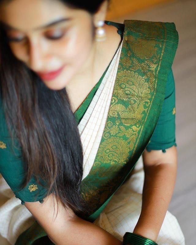 Beauteous Off White Soft Banarasi Silk Saree With Desirable Blouse Piece
