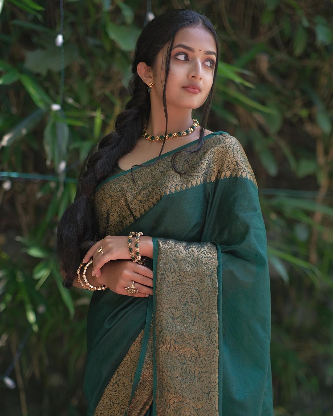 Phenomenal Dark Green Soft Silk Saree With Dazzling Blouse Piece