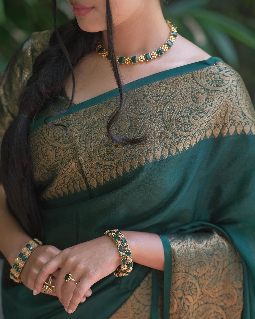 Phenomenal Dark Green Soft Silk Saree With Dazzling Blouse Piece