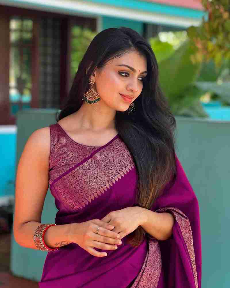 Lassitude Purple Soft Silk Saree With Gratifying Blouse Piece