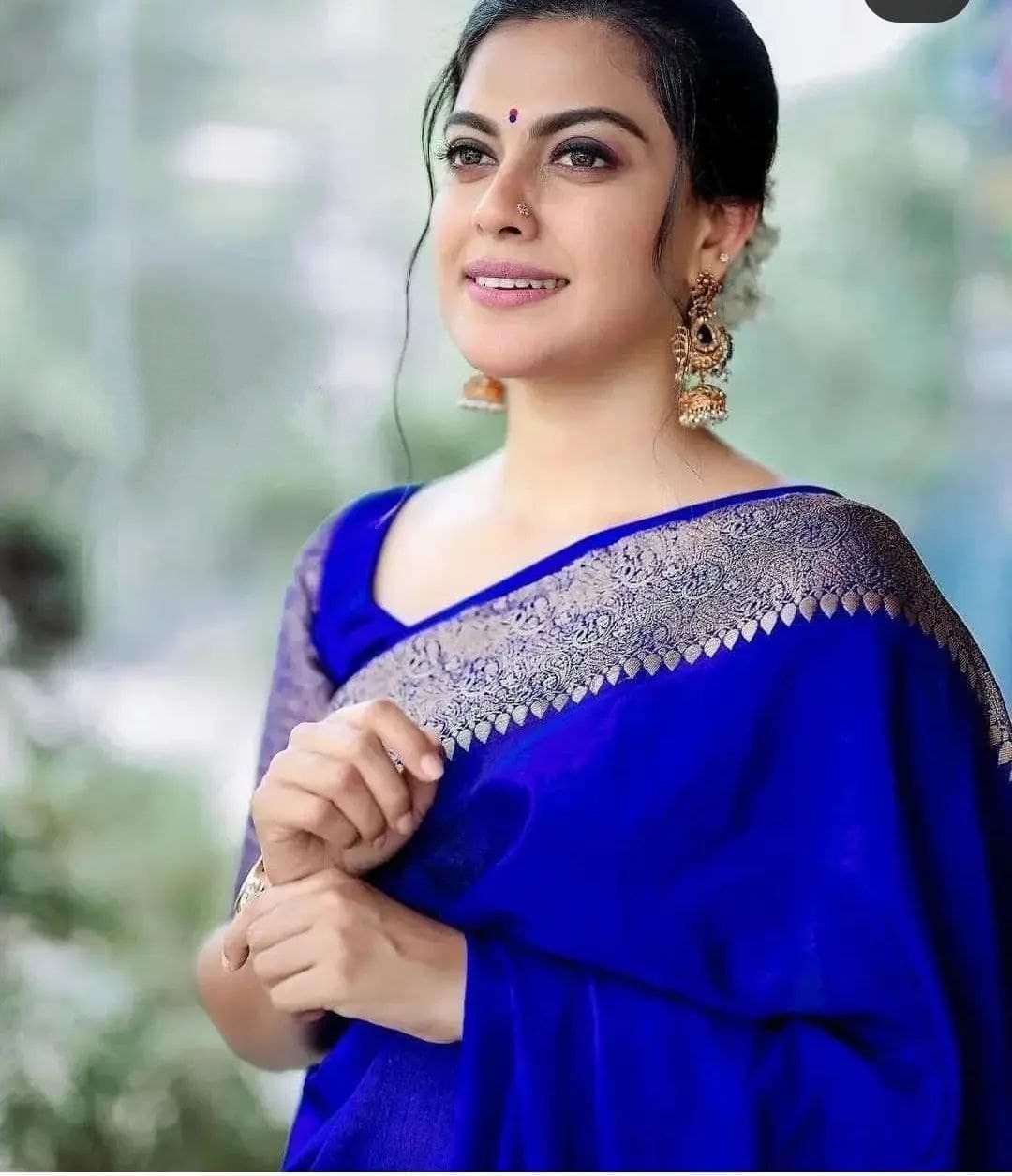 Metco's Cream With Blue Combination Stylish Women Kanchipuram Silk Saree  With Zari Weaving Blouse